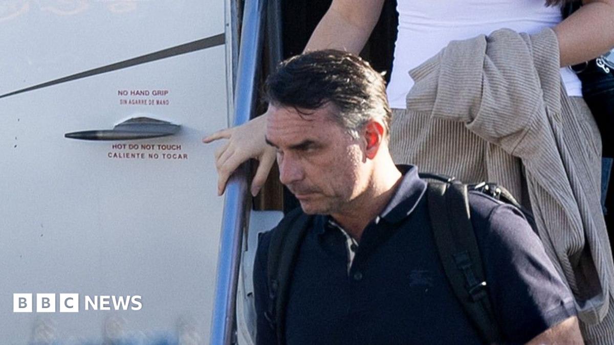 Flávio Bolsonaro lands in Miami after defeat in Brazil's presidential election