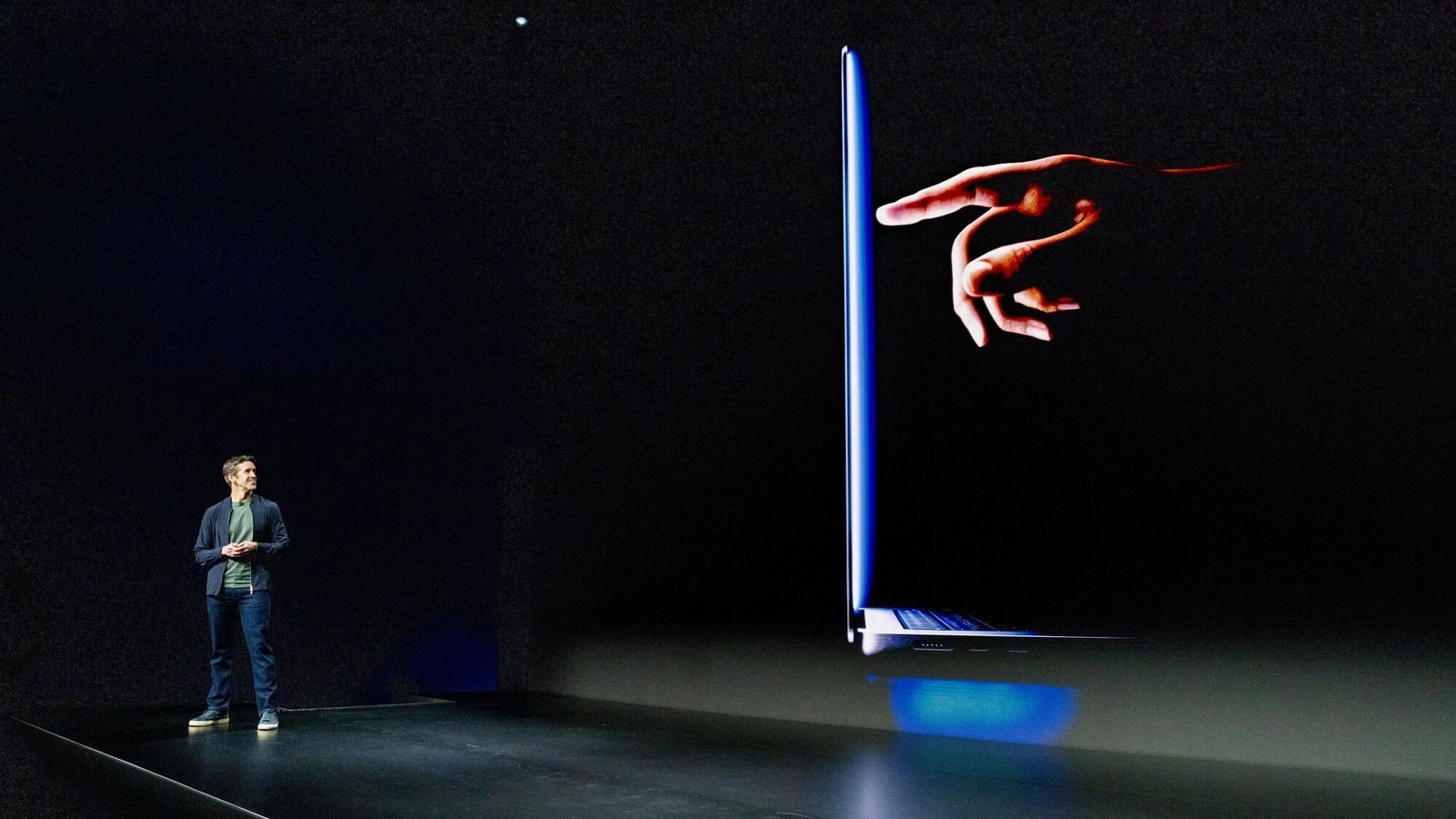 Apple MacBook Pro with PROLED XDR Display becomes first touchscreen Mac