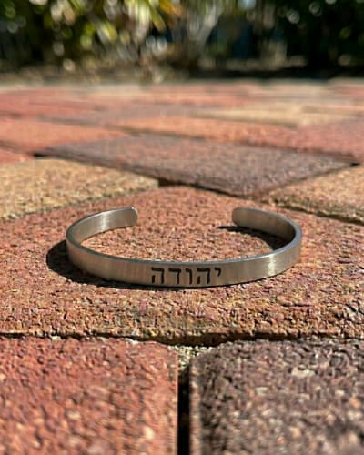 צמיד חריטה קשיח
