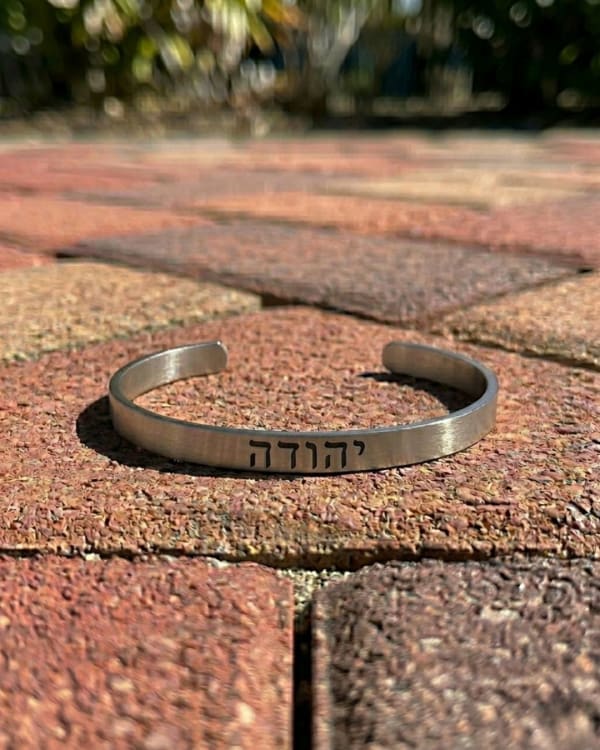 צמיד חריטה קשיח