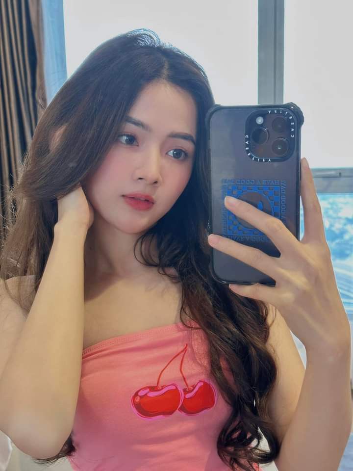 iPhone_17_Pro_Cosmic_Orange_PDP_Image_Position_2_Cosmic_Orange_Colour__SG-EN