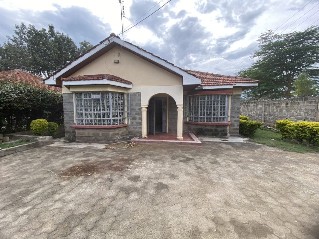 Compound view of 3 Bedroom Bungalow to Let in Kitengela
