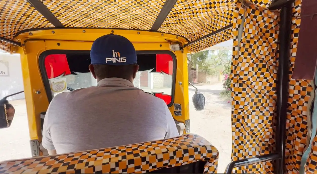 Viaggio in tuk tuk tra le strade sabbiose di Watamu