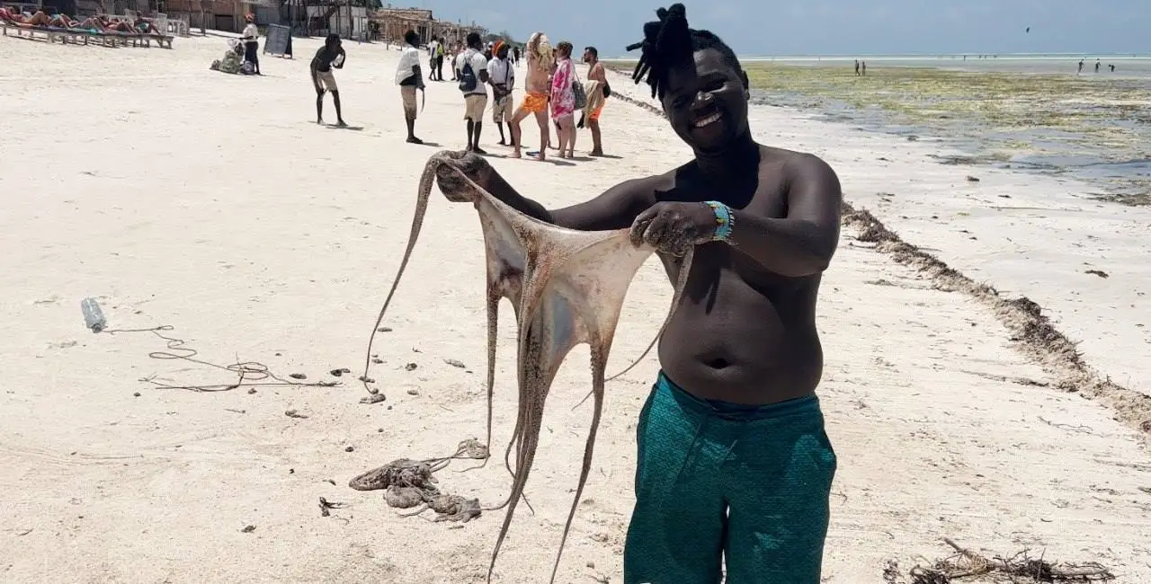 Pescatore locale con polpo appena pescato a Watamu