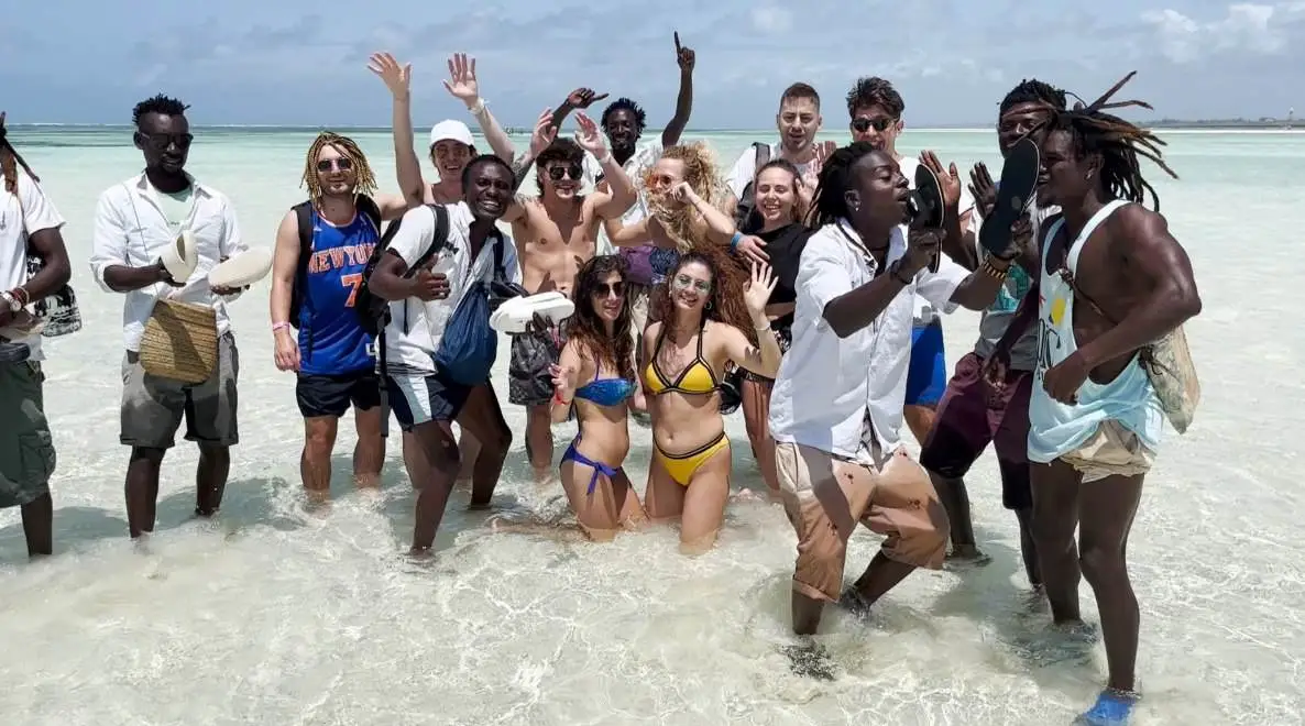 Balli improvvisati con beach boys sulle spiagge di Watamu