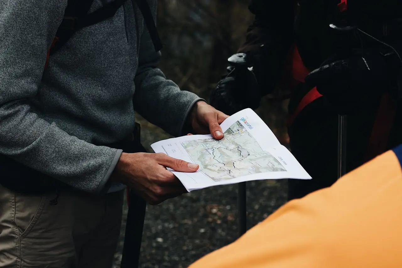 Turista che consulta una cartina per scegliere la destinazione giusta