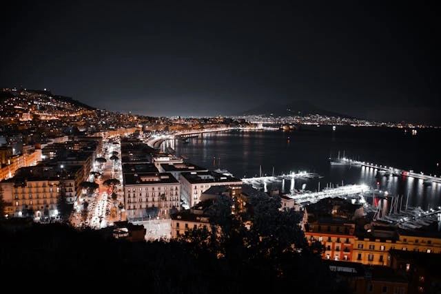 Scena di vita notturna di Napoli