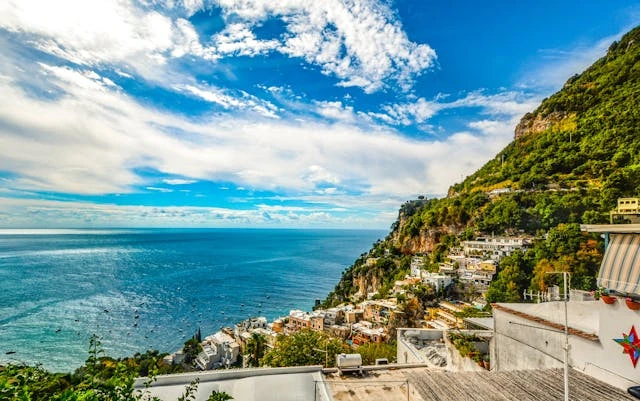 Terrazza panoramica con vista sul mare e case colorate della Costiera Amalfitana