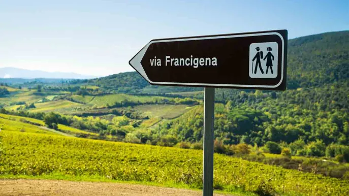 Segnale indicatore del percorso della Via Francigena in Puglia, con il logo ufficiale e le indicazioni per i camminatori.