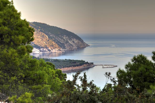 Veduta panoramica sulla costa del Gargano e il mare cristallino sullo sfondo