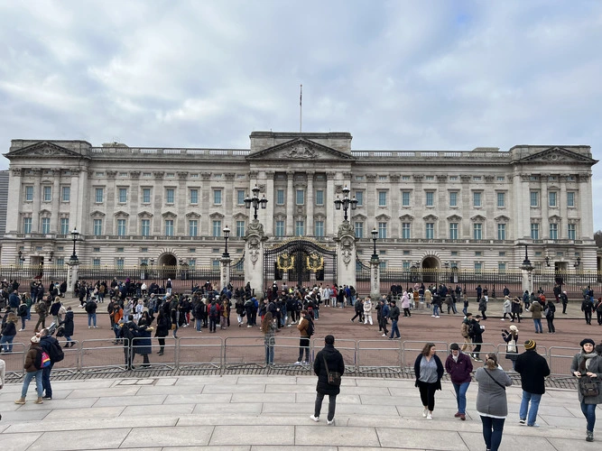 Folla di turisti che osserva il cambio della guardia a Buckingham Palace a Londra.