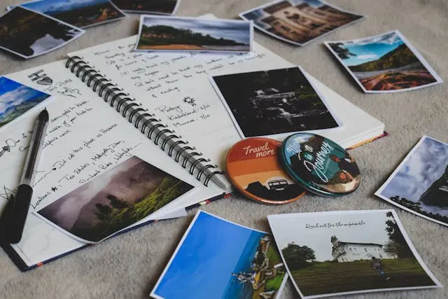  Diario di viaggio aperto su un tavolo, occasione per riflettere sui ricordi vissuti