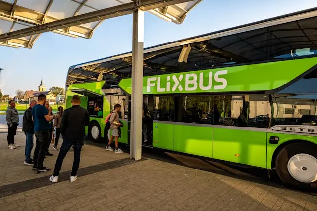 Autobus FlixBus alla fermata, mezzo economico per viaggi low cost in Europa
