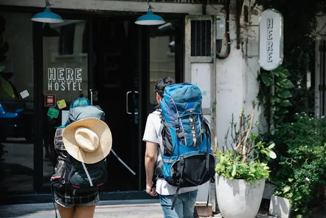 Ingresso di un ostello moderno ed economico, ideale per viaggiatori low cost