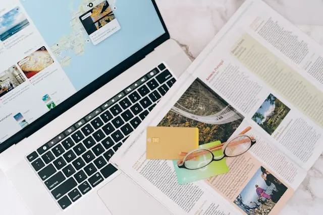 Schermata di prenotazione online su laptop per trovare offerte di viaggio economiche