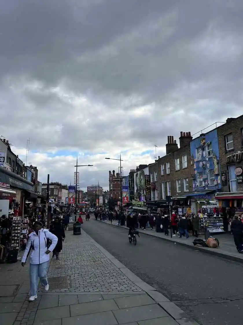 Case colorate e insegne eccentriche a Camden Town, cuore creativo e alternativo di Londra