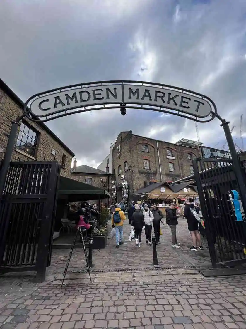 Ingresso iconico del Camden Market a Londra, tra bancarelle, colori e street food