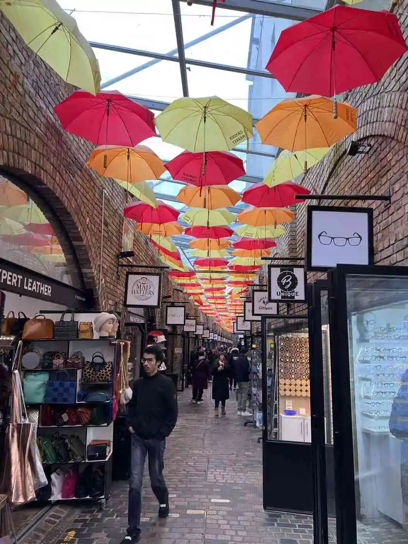 Installazione di ombrelli colorati sospesi nel mercato coperto di Camden, Londra