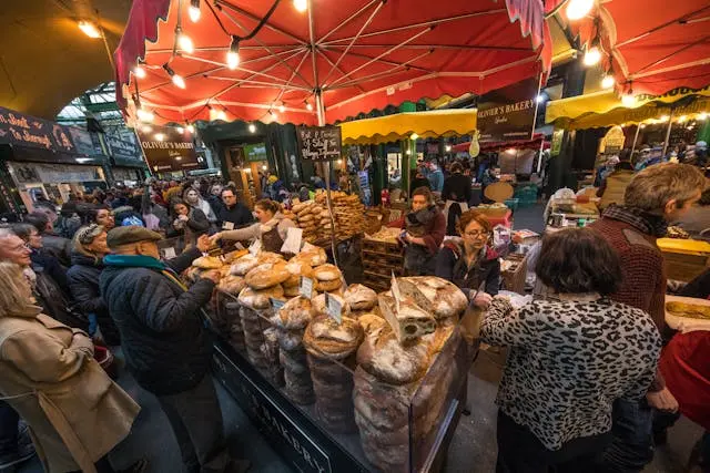 Mercato di Borough a Londra con luci e banchi di cibo affollati