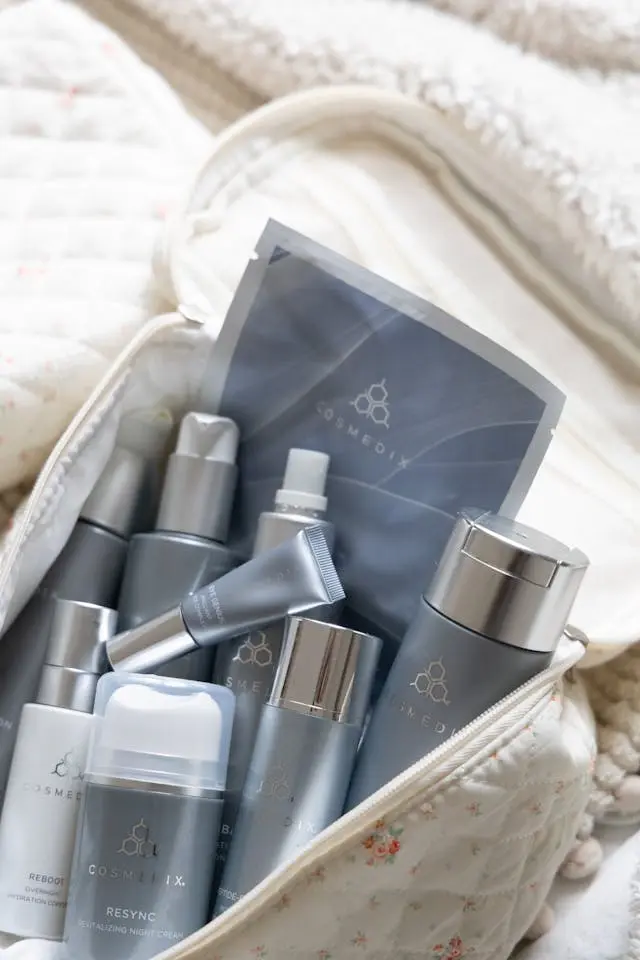 Beauty case da viaggio aperto con prodotti liquidi e gel di varie dimensioni