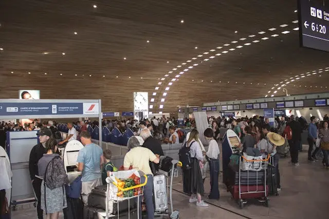 Passeggeri al controllo di sicurezza aeroportuale