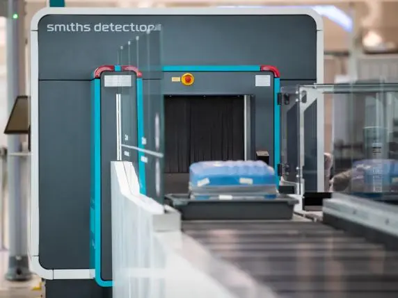 Scanner 3D per bagaglio a mano in aeroporto che mostra l'interno della valigia