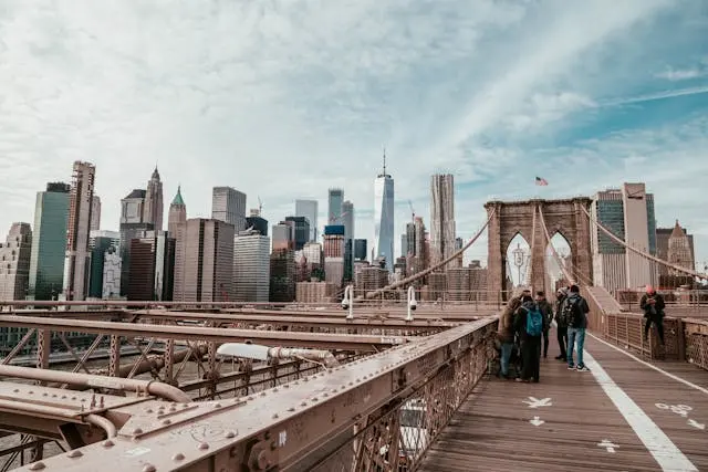 Camminata sul Brooklyn Bridge al tramonto.