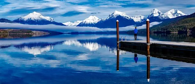 Persona che osserva un tramonto senza usare il telefono, concentrata sul panorama.