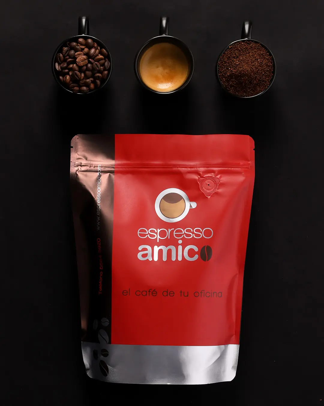 Café siendo servido en una taza