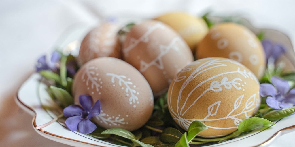 Decorate eggs with natural dyes