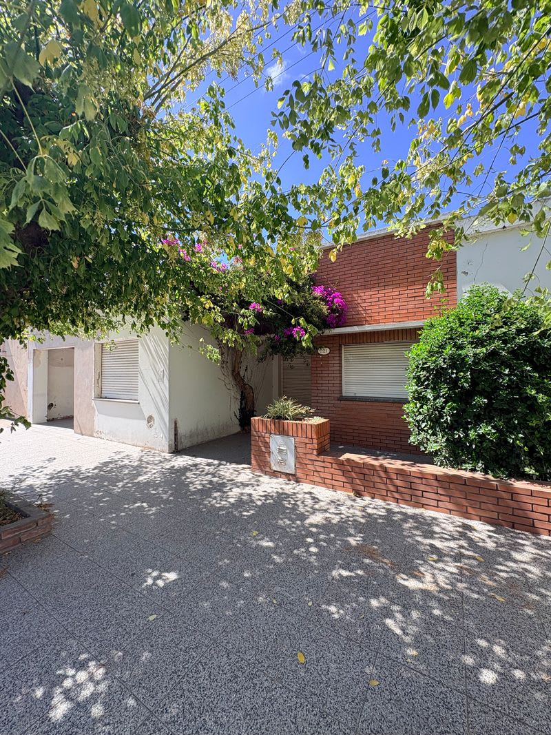 OPORTUNIDAD - CASA CON LOCAL