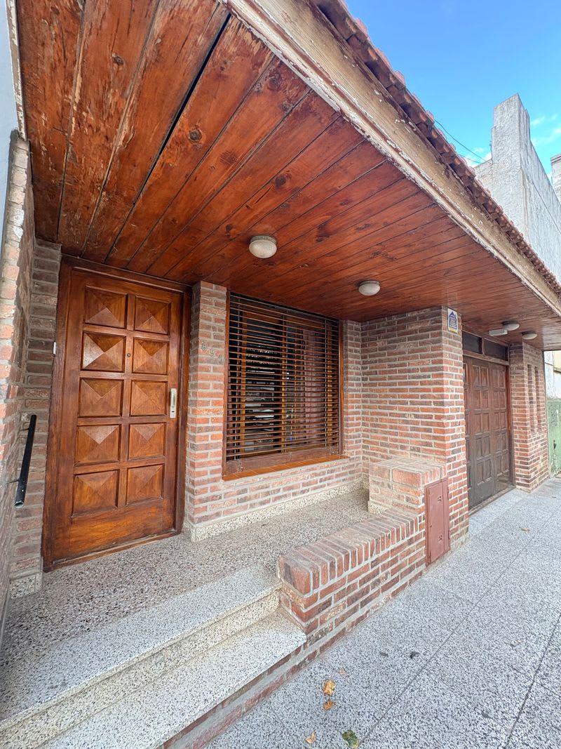 CASA 4 AMBIENTES - SOBRE AVENIDA