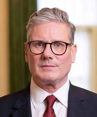 UK PM Starmer Eyes Social Media Ban