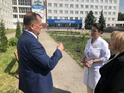 В преддверии Международного дня защиты детей «Единая Россия» подарила лавочки детской областной больнице