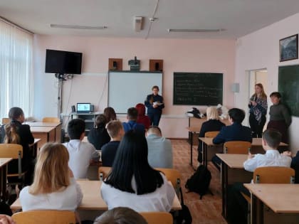 Инспектор филиала по Ленинскому району г. Ульяновская УИИ УФСИН России по Ульяновской области провела просветительское занятие со старшеклассниками