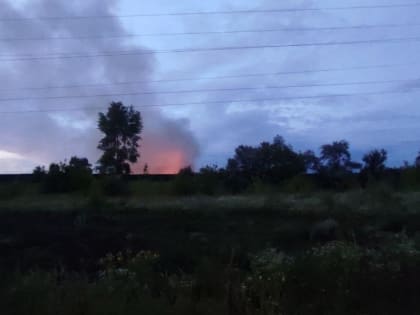 Пожар на полигоне промотходов тушат пожарные