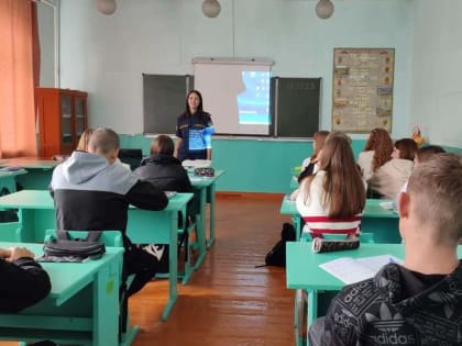 Сотрудники подведомственных учреждений регионального УФСИН проводят профориентационные занятия со старшеклассниками