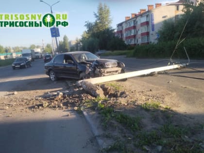 Автоледи в состоянии опьянения на иномарке врезалась в световую опору