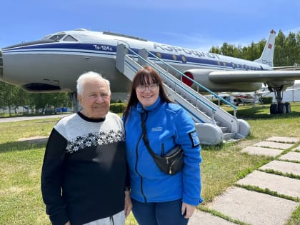 100-летний ветеран оценил ульяновские самолеты и съел по мороженому с «Волонтерами Победы»