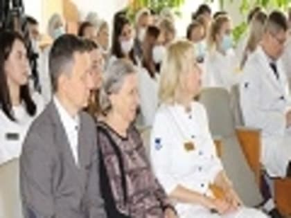 В Ульяновской областной психиатрической больнице наградили ветерана здравоохранения и посвятили в профессию молодых специалистов