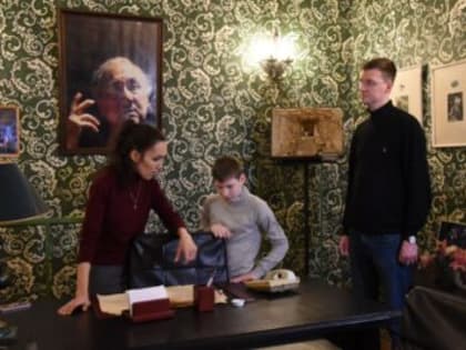 В гостях у Драмтеатра. Участник акции «Елка желаний» увидел закулисье