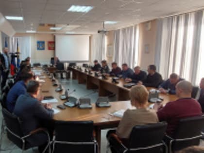 На штабе по ЖКК: проверка наличия крышек на колодцах, обработка от наледи остановочных павильонов, пешеходных переходов; работа коммунальных служб; прохождение отопительного сезона