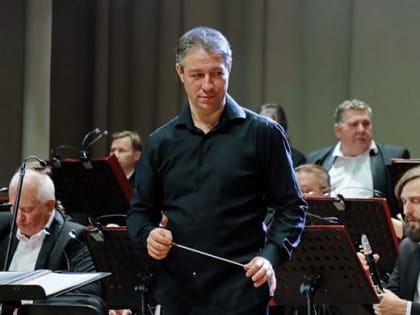 Легко ли быть дирижером, или Как Дмитрий Кохан слышит зал спиной