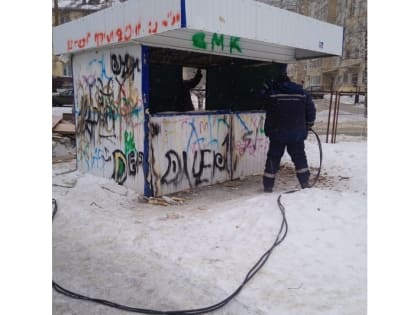 В сквере «Молодая гвардия» демонтировали заброшенный киоск