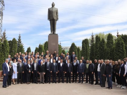 В Ульяновске возложили цветы к памятнику Гейдару Алиеву