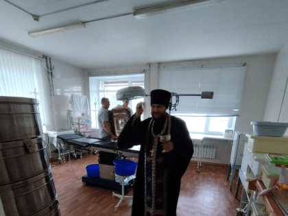 Пациенты Новомалыклинской больницы приложились к Чудотворной Жадовской иконе