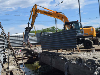 Мост на улице Минаева поделили пополам