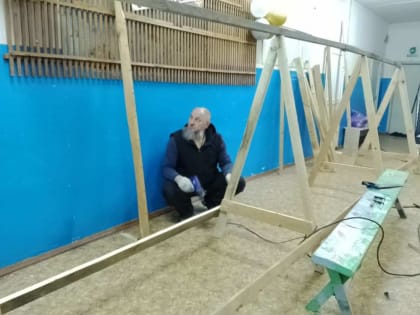 В селе Терентьевка волонтеры плетут маскировочные сети для воинов СВО