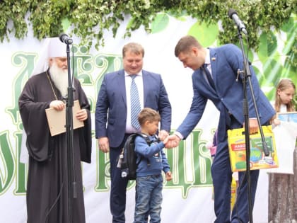 Парламентарии участвуют в акции «Помоги собраться в школу»