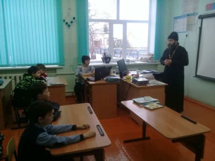 Иеромонах Христофор (Кузьмин) встретился с учащимися 4-7 классов в средней школе с. Вороний Куст